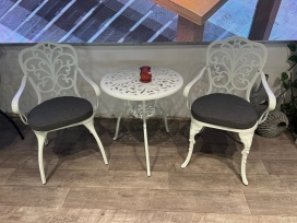 קסטל - פינת ישיבה לבן שולחן עגול  60 ס"מ כולל 2 כסא + ריפוד אלומיניום GARDA