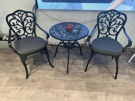 קסטל - פינת ישיבה אפור שולחן עגול 60 ס"מ כולל 2 כסא + ריפוד אלומיניום GARDA